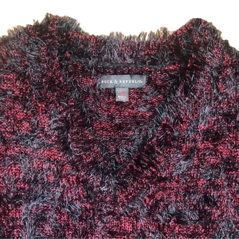 Rock and Republic Textured Metallic V Neck Sweater in Black/Burgundy Women’s M